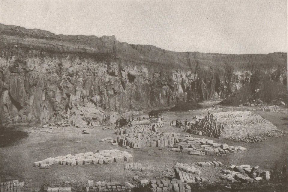 Cantera de Montjuïc con piedra cortada apilada